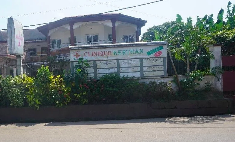 La façade de la Clinique KERTHAN, rue Nangah à Bonabéri