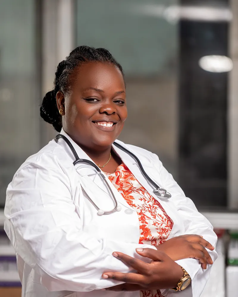 Une médecin souriante, en blouse blanche